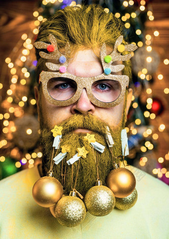 肖像残酷的圣诞老人老人胡子小玩意圣诞老人理发师商店圣诞节风格现代圣诞老人圣诞老人老人男人。圣诞节