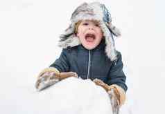 兴奋孩子玩雪可爱的孩子冬天他有趣的雪球冬天公园冬天衣服孩子们