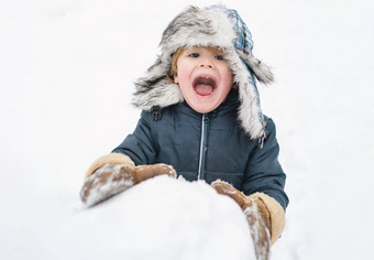 兴奋<strong>孩子玩雪</strong>可爱的<strong>孩子</strong>冬天他有趣的<strong>雪</strong>球冬天公园冬天衣服<strong>孩子</strong>们