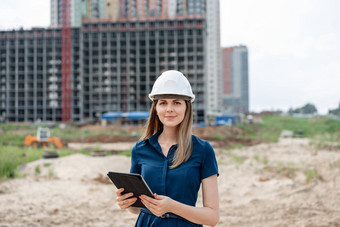 女建设工程师架构师平板电脑电脑建设网站年轻的女人相机建筑网站的地方背景建设概念