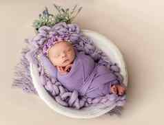新生儿睡觉包装紫罗兰色的毯子