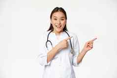 兴奋微笑护士亚洲医生医疗统一的指出显示大促销折扣诊所站白色背景