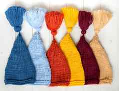 色彩斑斓的婴儿针织帽子折叠行表格