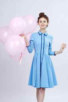 快乐的女人蓝色的衣服粉红色的气球假期生日