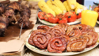 计数器托盘烤香肠肉轮烧烤香肠街食物展示新鲜烤轮香肠街食物节日各种肉美味佳肴