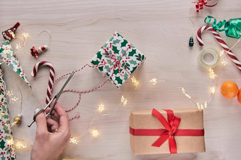 圣诞节作文giftboxes礼物包装纸丝带灯糖果拐杖木背景holdiayDiy手工制作的首页装饰冬天一年平躺前视图