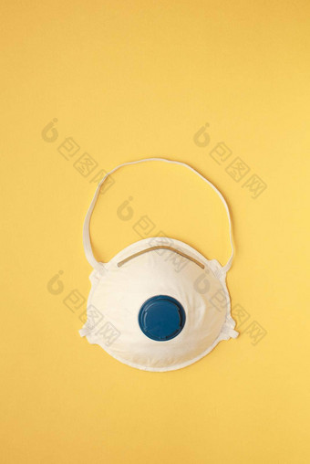 脸面具灰尘面具过滤面壳呼吸器呼吸保护空气污染流感病毒爆发科维德黄色的背景