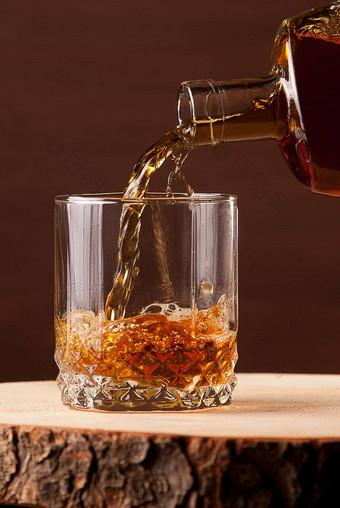 威士忌玻璃木表格棕色（的）背景