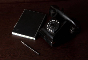 古董黑色的电话木表格背景