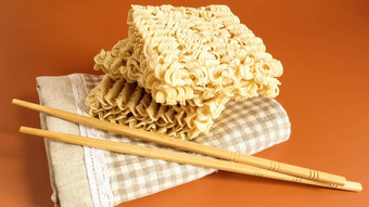 生即时面条毛巾筷子黄色的背景意大利面准备对于沸腾水等待分钟复制空间