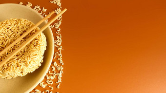 干即时面条典型的圆形状板筷子效果即时面条人类健康意大利面准备对于沸腾水