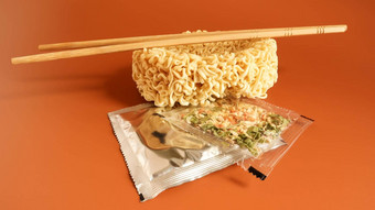 生即时面条筷子香料复制空间亚洲食物意大利面准备对于沸腾水等待分钟味意大利面