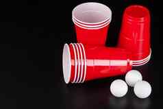红色的塑料杯球游戏啤酒发出难闻的气味
