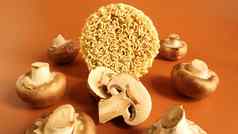 亚洲即时面条蘑菇传统的东方食物拉面蔬菜快食物概念素食主义意大利面准备对于沸腾水