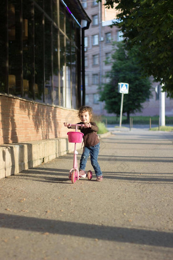 <strong>勇</strong>孩子女孩骑街孩子踏板车