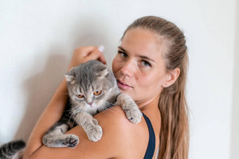 有吸引力的年轻的女人长头发拥抱宠物微笑室内肖像可爱的女人玩猫品种英国褶皱健康的生活方式和谐宠物