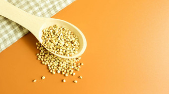 绿色荞麦木勺子棕色（的）背景伟大的食物健康的燕麦有机生他们素食者食物概念健康的平衡<strong>饮食饮食</strong>食物复制空间