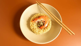 辣的即时面条汤虾虾汤烹饪食物生干装有猛粉丝板亚洲食物意大利面准备对于沸腾水