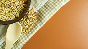 生绿色荞麦棕色（的）粘土板木勺子素食主义者有机食物概念概念饮食重量损失健康的适当的营养复制空间文本前视图平躺