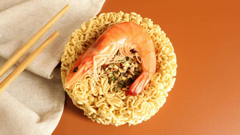辣的即时面条汤虾虾汤烹饪食物生干圆形状的粉丝辣的亚洲食物意大利面准备对于沸腾水