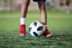 传统的足球球足球场草年轻的球员脚