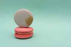 灰色macaron站粉红色的草莓蛋白杏仁饼干薄荷绿松石背景