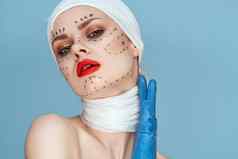 肖像女人摆姿势蓝色的手套红色的嘴唇手术面部复兴工作室生活方式