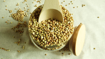绿色豆芽生有机荞麦玻璃麦片Jar木勺子素食主义者食物概念有机食物概念饮食重量损失健康的适当的营养前视图平躺