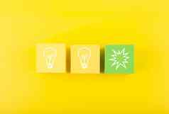 创造力概念光灯泡黄色的绿色玩具块明亮的黄色的背景