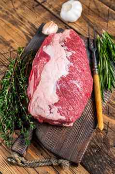 新鲜的生胸肉牛肉肉主要的减少木董事会草本植物木背景前视图