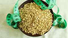 绿色测量磁带背景生荞麦菜概念饮食健康的营养素食主义者有机食物概念检疫重量损失复制空间文本前视图平躺
