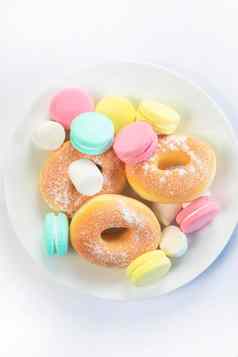 糖果孤立的白色背景甜甜圈马卡龙前视图不健康的糖果概念