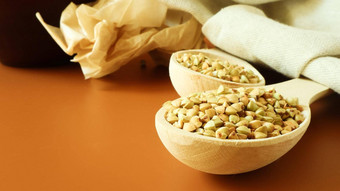 绿色荞麦木勺子棕色（的）背景伟大的食物健康的燕麦有机生他们素食者食物概念健康的平衡饮食饮食食物复制空间