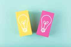 创造力新鲜的的想法概念光灯泡画黄色的粉红色的矩形明亮的薄荷蓝色的背景