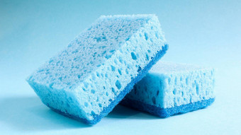 蓝色的海绵洗擦除污垢家庭主妇<strong>日常生活</strong>使多孔材料泡沫洗涤剂保留花在经济上