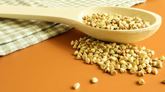 绿色荞麦木勺子棕色（的）背景伟大的食物健康的燕麦有机生他们素食者食物概念健康的平衡饮食饮食食物复制空间