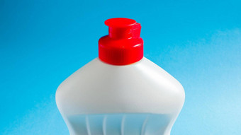白色塑料瓶洗碗洗涤剂漂白剂织物柔软剂蓝色的背景液体洗粉概念清洁