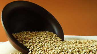 荞麦分散背景生绿色荞麦棕色（的）粘土碗板健康的燕麦有机生他们素食者食物概念健康的平衡饮食饮食食物