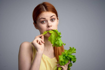 女人生菜叶健康的食物饮食生活方式