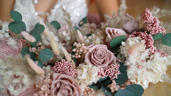 新娘持有美丽的婚礼花束粉红色的白色花手美丽的婚礼花束手新娘