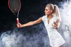 美丽的金发女郎体育运动女人网球球员球拍白色服装