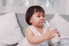 孩子女孩喝牛奶酸奶玻璃