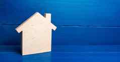 木飞机形状房子小雕像蓝色的背景极简主义真正的房地产概念购买销售住房房地产经纪人服务建设行业建筑维护抵押贷款贷款