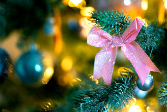 圣诞节背景美丽的粉红色的弓绿色分支装饰圣诞节树散景灯背景复制空间假期圣诞节概念