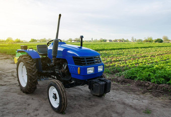 蓝色的农场拖拉机站场应用程序农业机械收获现代化自动化农场流程补贴税退款购买工作设备