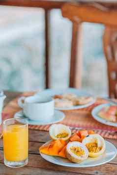 美味的异国情调的水果成熟的激情水果芒果早餐户外restaraunt
