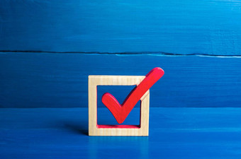 红色的投票检查马克蓝色的背景投票概念民主选举使选择解决问题社会民意调查权利自由立法批准象征