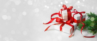 圣诞节礼物的白色盒子红色的丝带光背景一年假期作文横幅复制空间