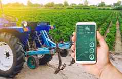 手持有智能手机infographics背景拖拉机保加利亚胡椒种植园农业农业农业机械数据分析植物状态收获