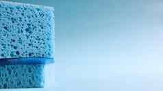 蓝色的海绵洗擦除污垢家庭主妇日常生活使多孔材料泡沫洗涤剂保留花在经济上